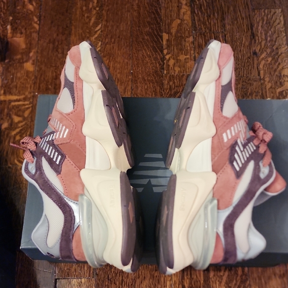 New Balance 9060 - Picture 7 of 9